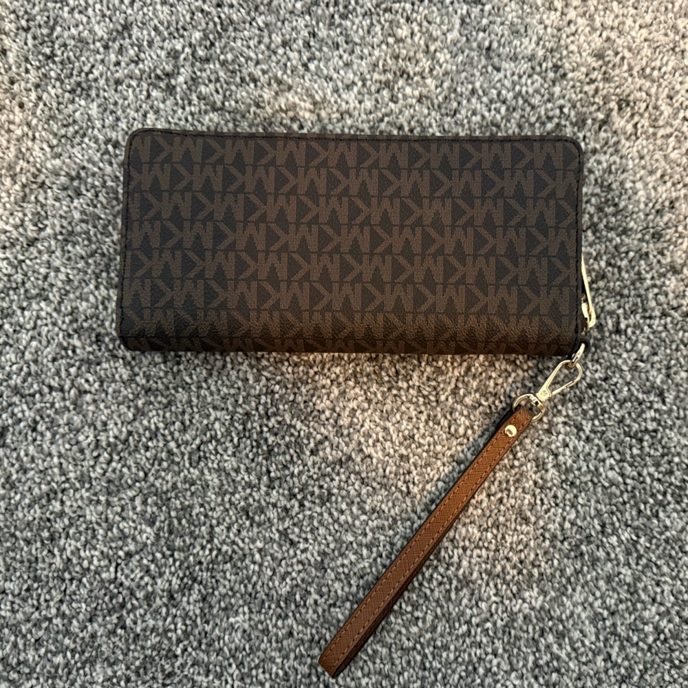 (NWOT) MICHAEL KORS 
Jet Set Signature Logo Smartphone Wristlet - Picture 6 of 8